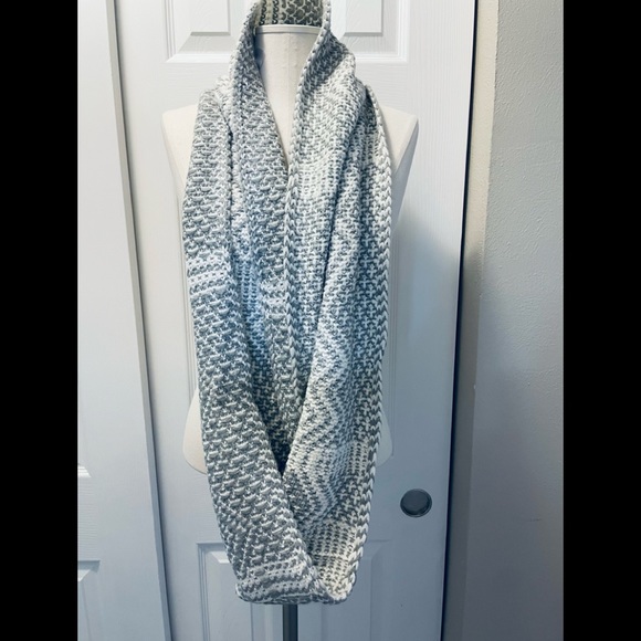 Gap Infinity Scarf - Picture 2 of 7